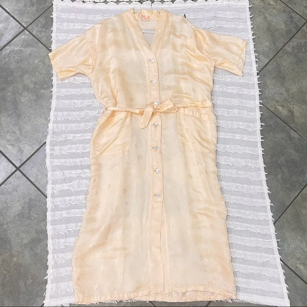 Longevity Hangzhou China. Women Light gold robe. 100% Silk. Size : M - Picture 2 of 12